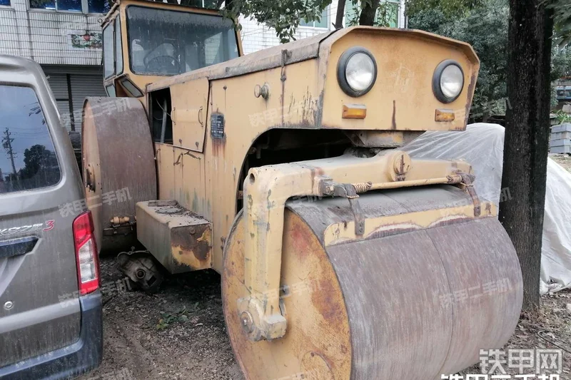 国机洛建3Y18×21压路机整机外观