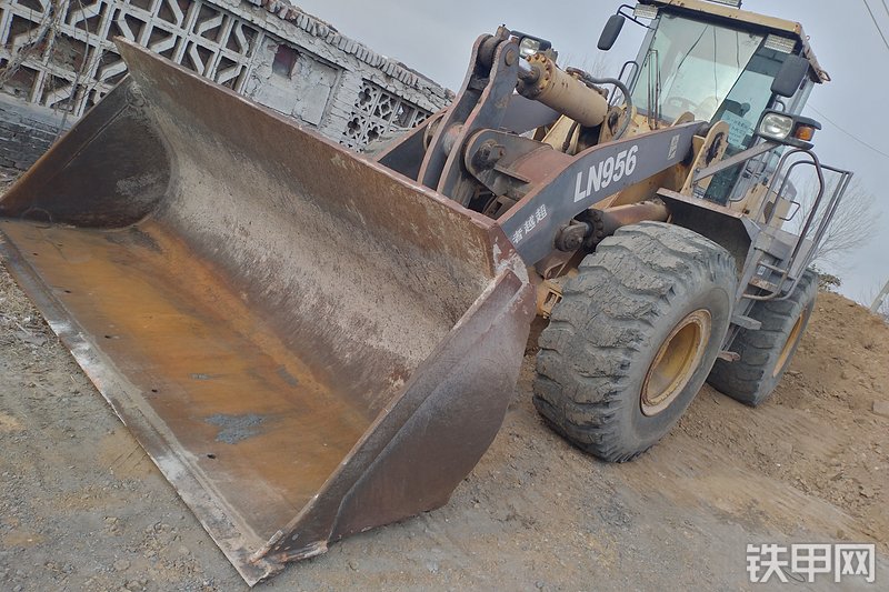 泰安鲁能LN956装载机整机外观