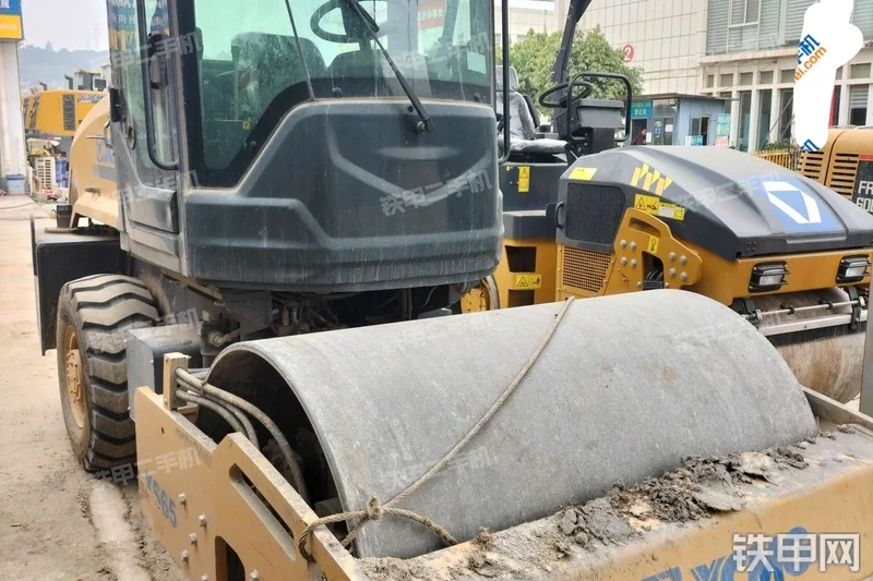 徐工XS65压路机整机外观