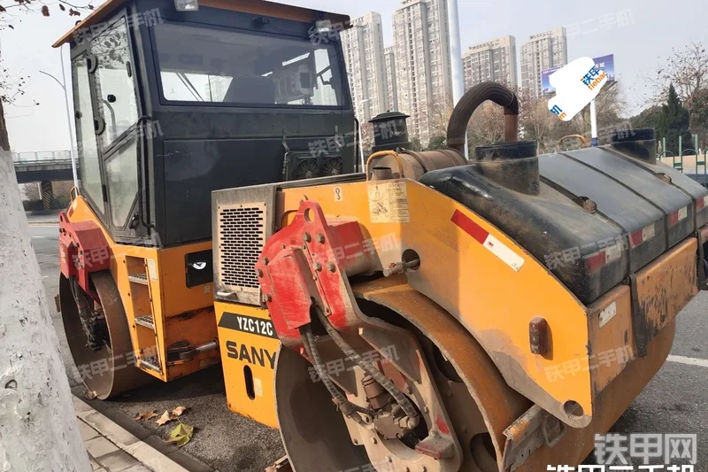 三一重工YZC12C压路机整机外观