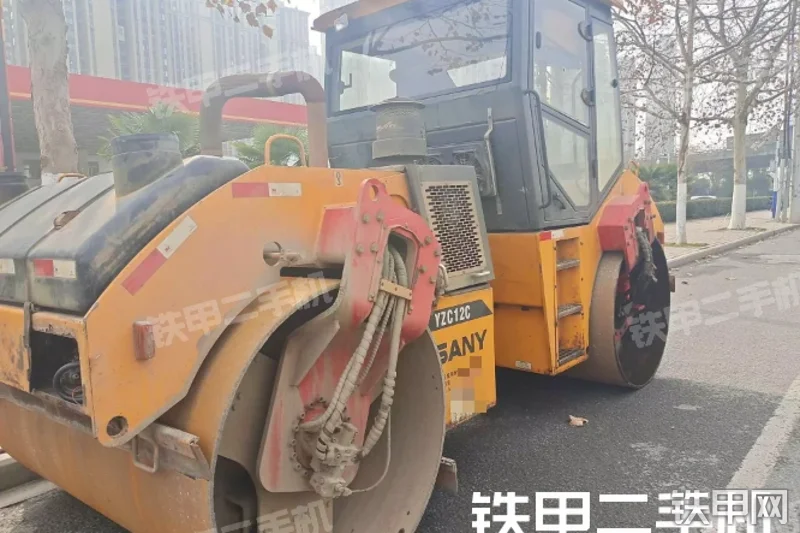 三一重工YZC12C压路机整机外观