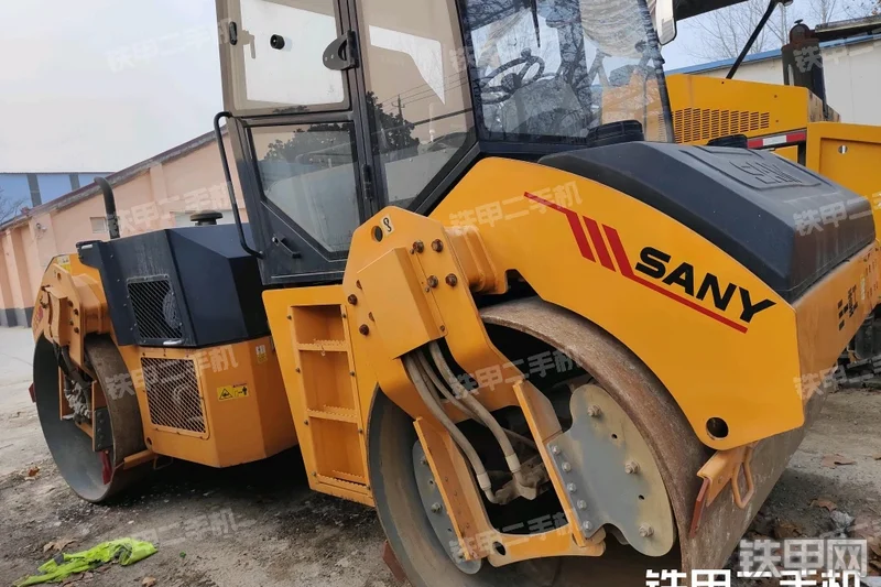 三一重工STR130D压路机整机外观