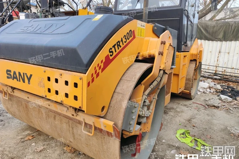 三一重工STR130D压路机整机外观