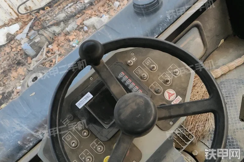 三一重工STR130D压路机局部