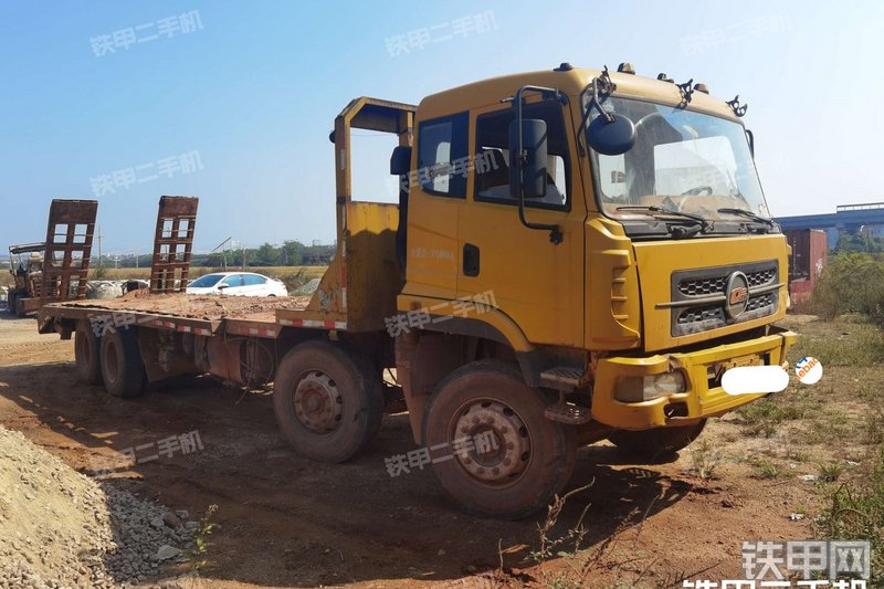 楚风8×4平板运输车整机外观