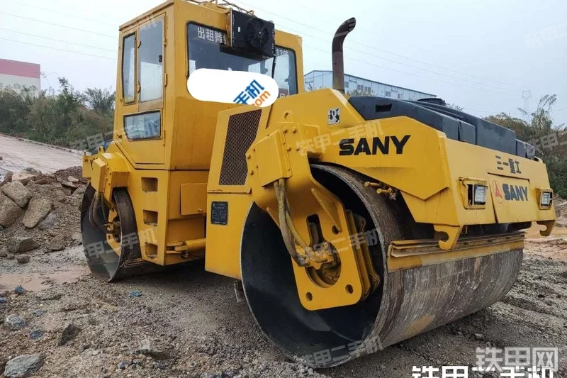 三一重工YZC12压路机整机外观