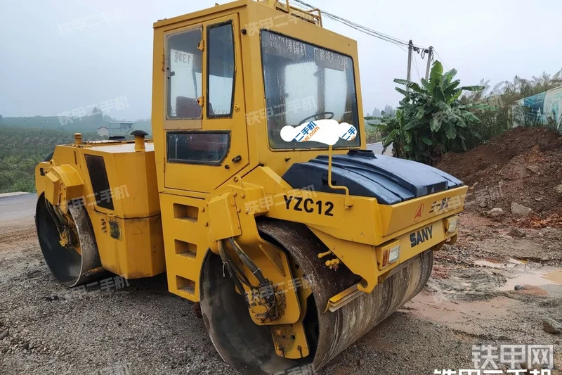 三一重工YZC12压路机整机外观