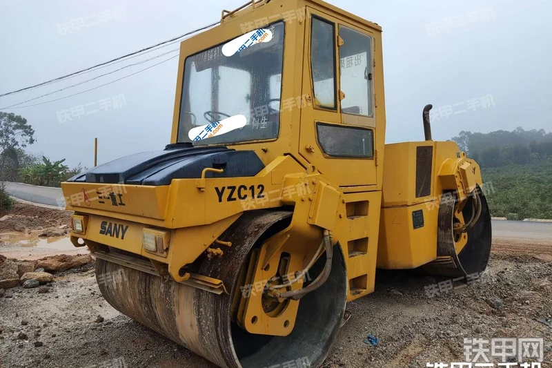 三一重工YZC12双钢轮压路机