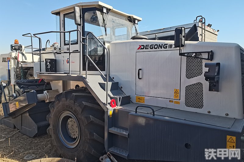 德工DGL530路面再生设备整机外观