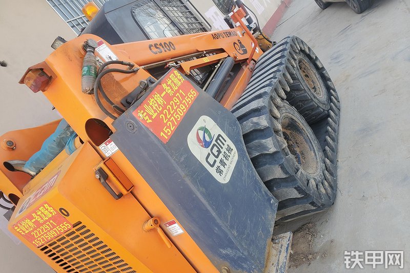 奥普特猫cs100轮式滑移装载机