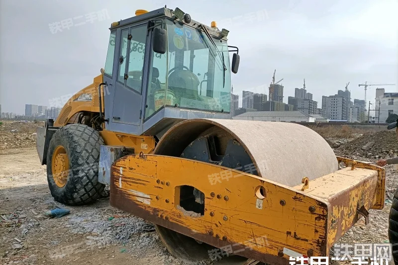 徐工XS262压路机整机外观