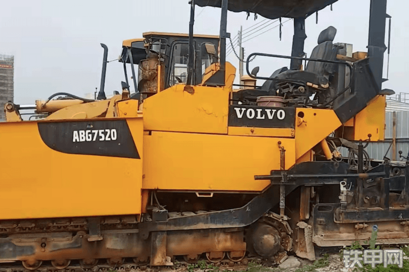 英格索兰ABG325沥青摊铺机整机外观