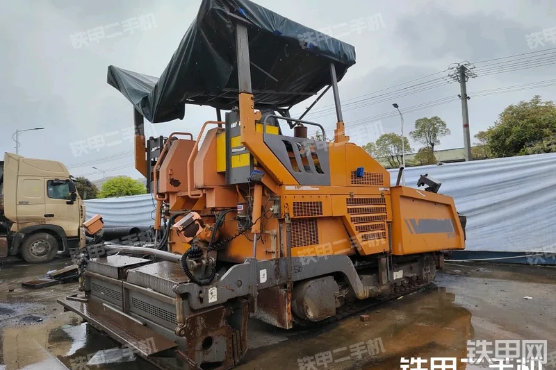 华通动力WTS95沥青摊铺机整机外观