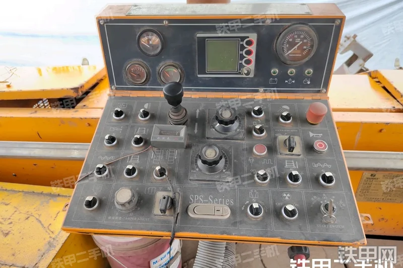 华通动力WTS95沥青摊铺机局部