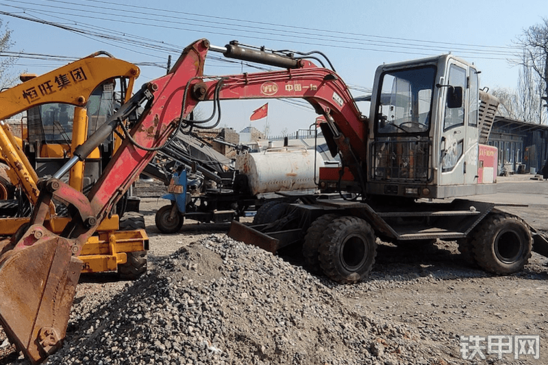 东方红WLY70挖掘机整机外观