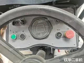 柳工CLG6033E钢胶轮组合压路机局部