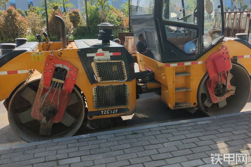 三一重工yzc12f双钢轮压路机