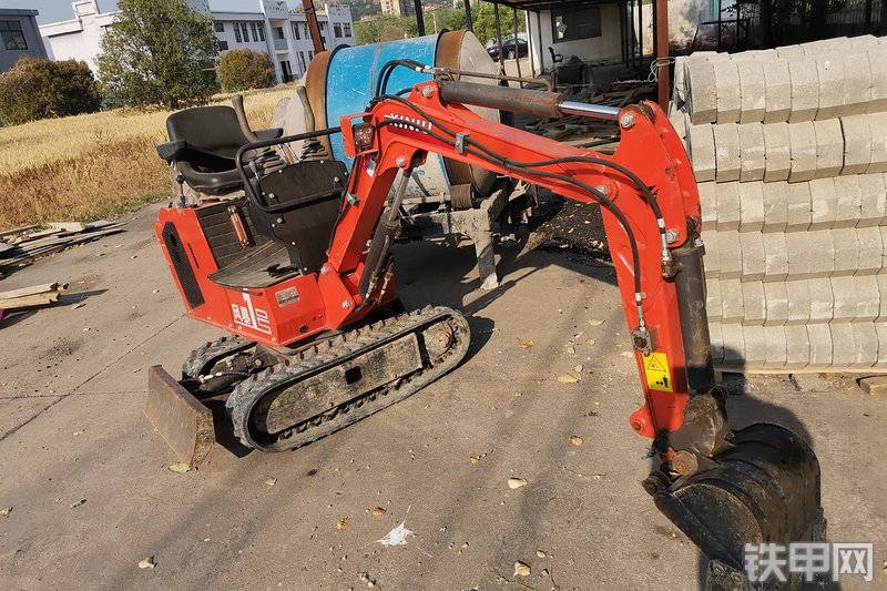 犀牛重工风暴一号挖掘机整机外观