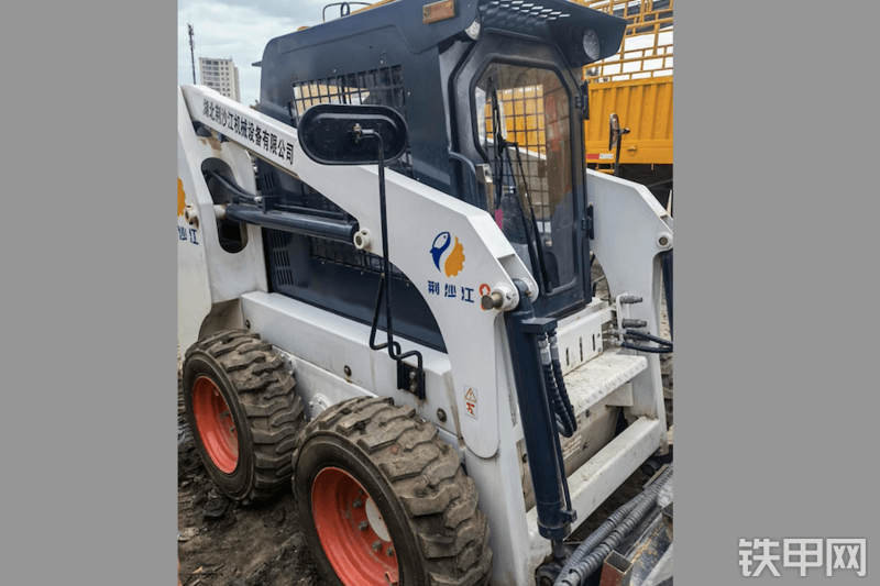 荆沙江JC45GH滑移装载机整机外观