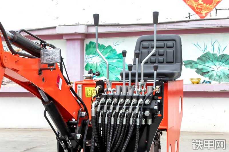 恒旺集团HW-08电梯版挖掘机局部