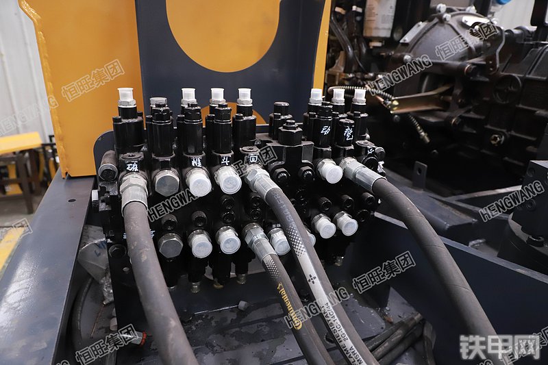 恒旺集团HWL80-9挖掘机局部