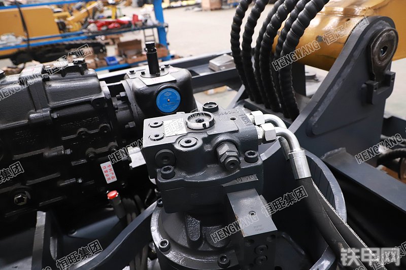 恒旺集团HWL80-6挖掘机局部