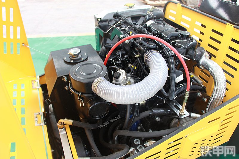 恒旺集团HW-2T压路机局部