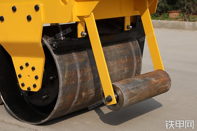 恒旺集团HW-600C压路机局部