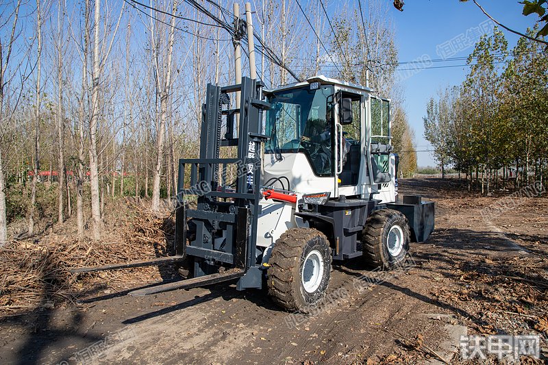 恒旺集团HWC-30A叉车局部