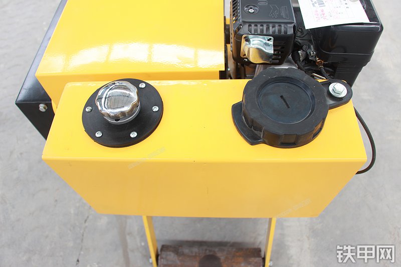 恒旺集团HW-450压路机局部