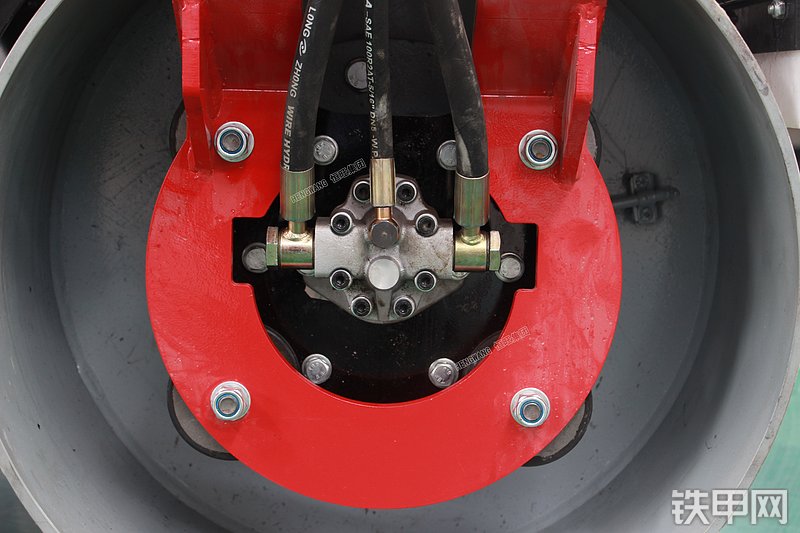 恒旺集团HW-2T压路机局部