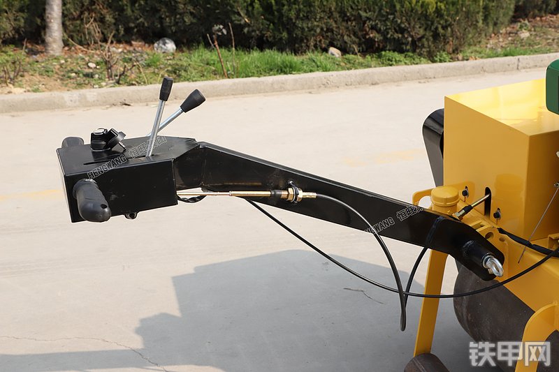 恒旺集团HW-600C压路机局部