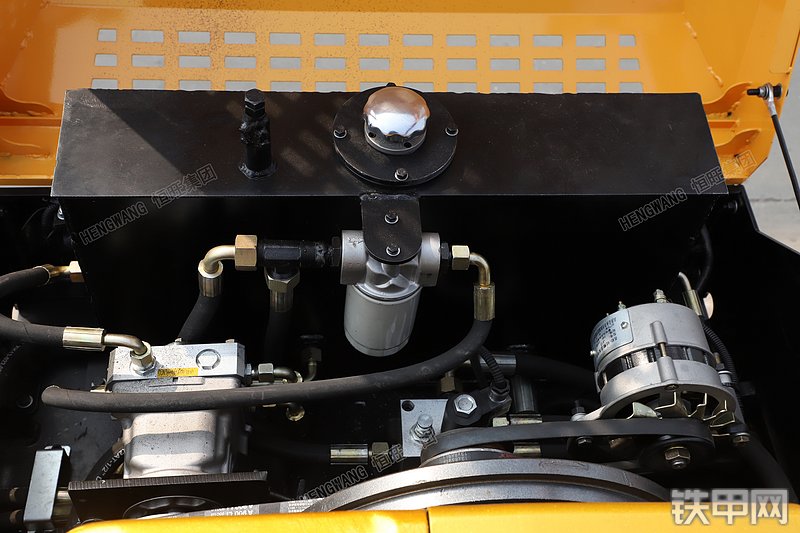 恒旺集团HW-2T压路机局部