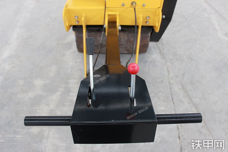 恒旺集团HW-450压路机局部