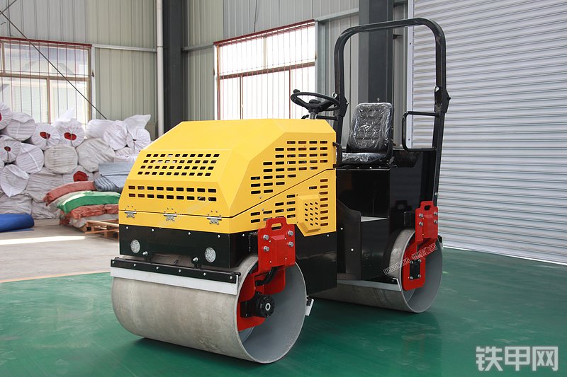 恒旺集团HW-2T压路机整机外观