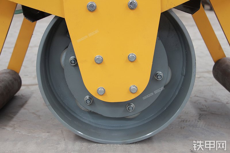 恒旺集团HW-450压路机局部