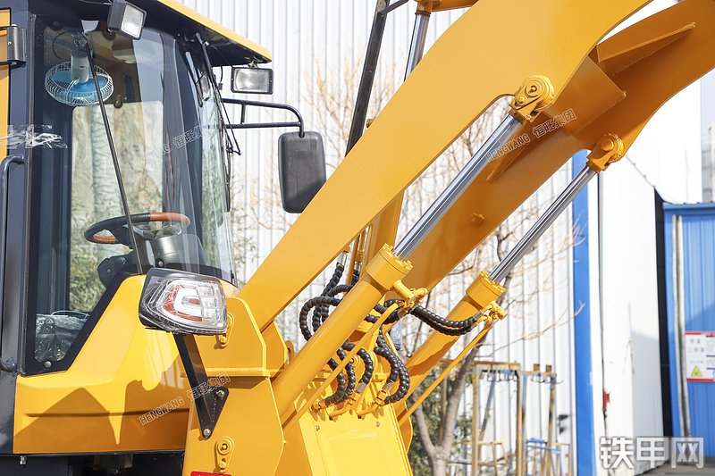 恒旺集团HW10-20挖掘装载机局部