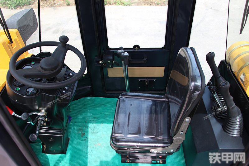 恒旺集团HW25-30挖掘装载机局部