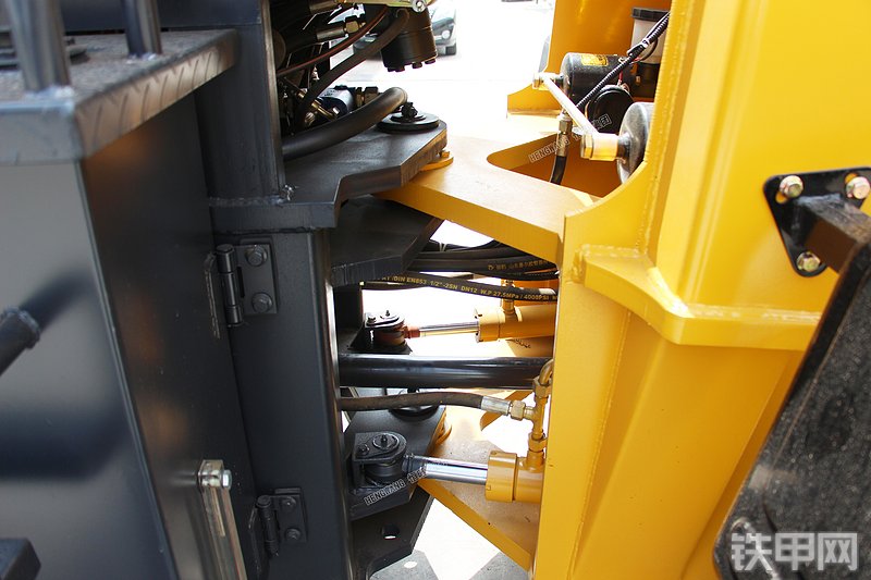 恒旺集团HW25-30挖掘装载机局部