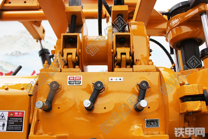 恒旺集团HW-230C车载液压钻机局部