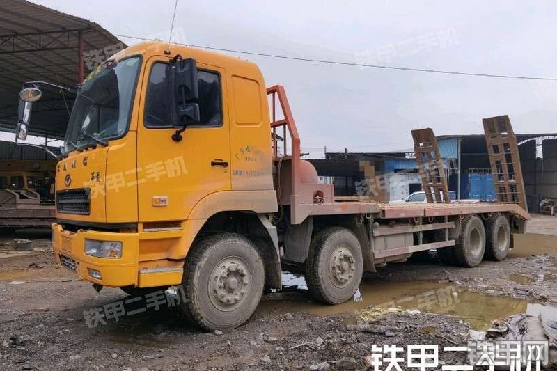 华菱重卡8X4平板运输车整机外观