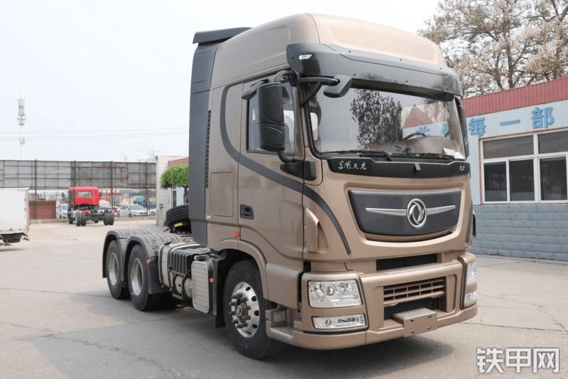 东风天龙旗舰KX 560马力 6X2R(DFH4250C3)牵引车整机外观