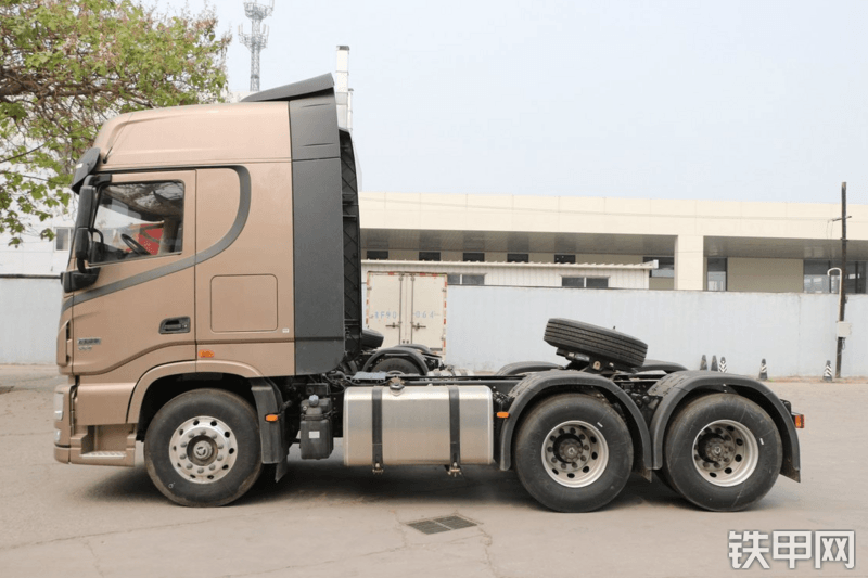 东风天龙旗舰KX 560马力 6X2R(DFH4250C3)牵引车整机外观