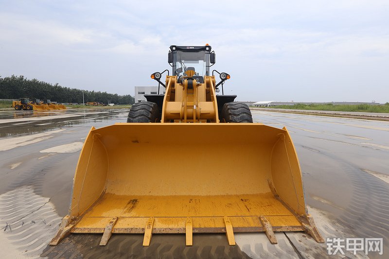 山工655F（国四） 装载机整机外观