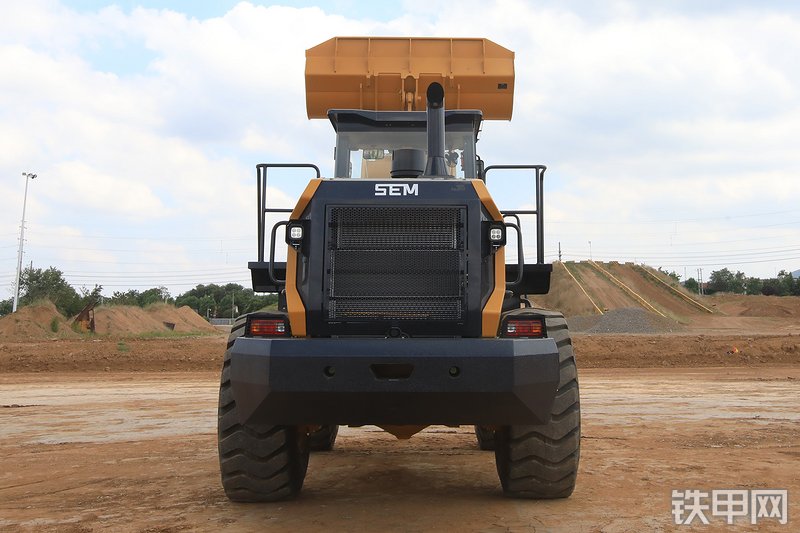 山工658F（国四）装载机整机外观