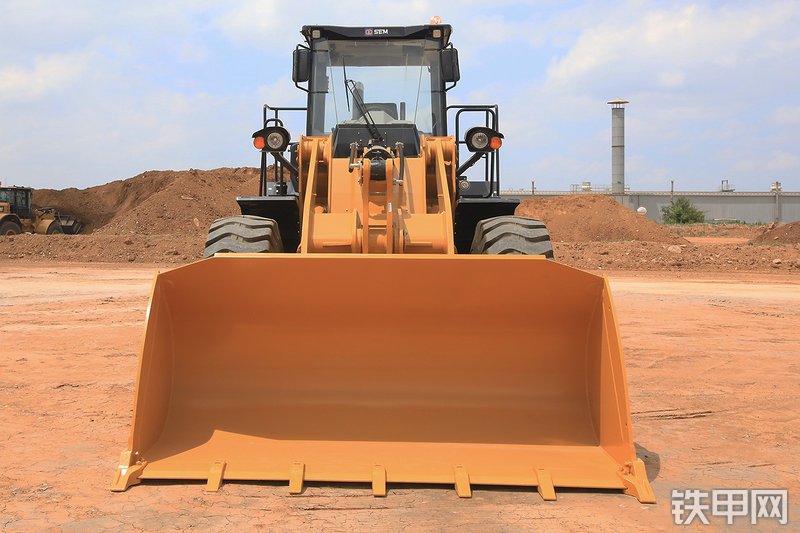 山工658F（国四）装载机整机外观