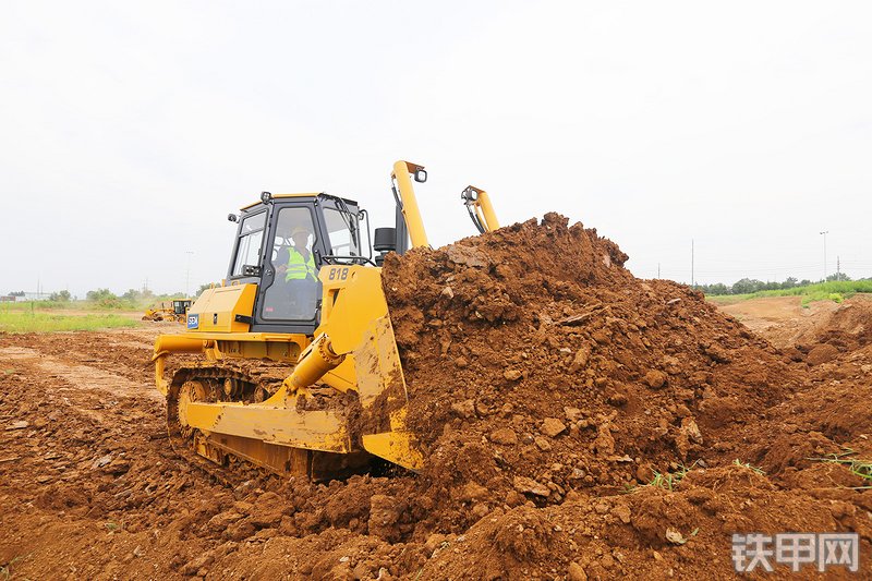 山工818F（国四）推土机整机外观