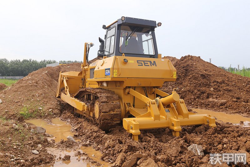 山工818F（国四）推土机整机外观