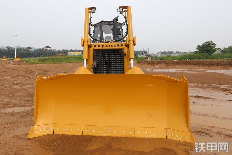 山工818F（国四）推土机整机外观