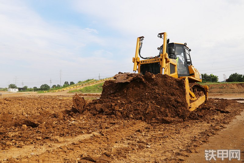 山工818F（国四）推土机整机外观